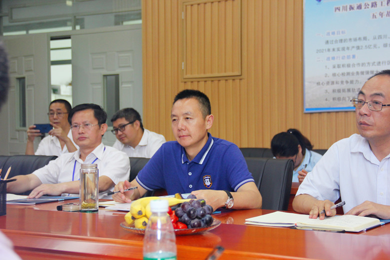 携手同行 共谋发展 携手同行 共谋发展