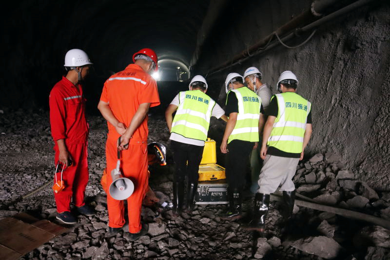 【项目动态】华蓥山隧道项目首次完成地震波法超前地质预报探测 【项目动态】华蓥山隧道项目首次完成地震波法超前地质预报探测